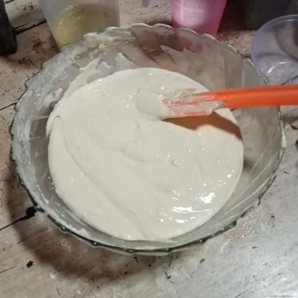 Masukkan tepung terigu sambil diayak. Aduk dengan spatula hingga tercampur.