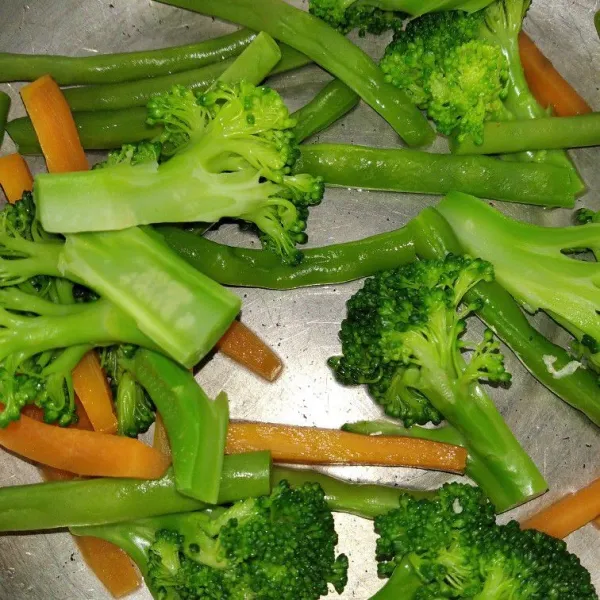 Rebus brokoli, wortel dan buncis. Sisihkan.