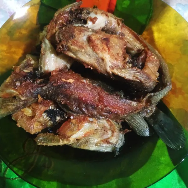 Marinasi ikan, lalu goreng ikan lele dan sisihkan.