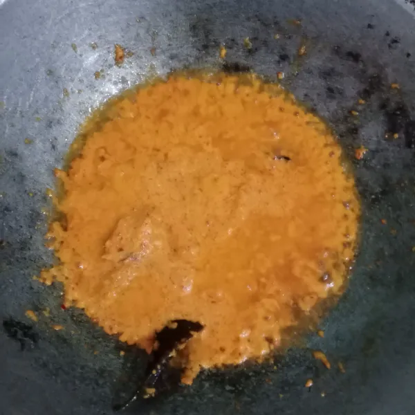 Panaskan secukupnya minyak goreng, tumis bumbu halus sampai matang.