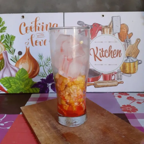 Tuang sirup cocopandan.