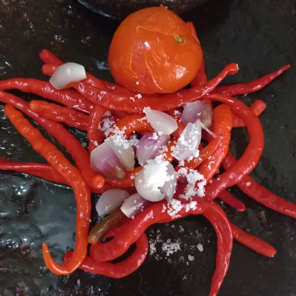 Masukkan ke dalam cobet cabe merah, bawang merah, tomat dan garam.