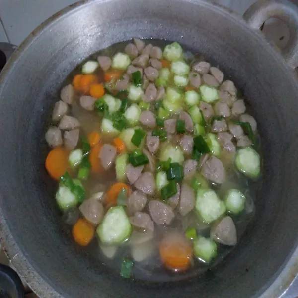 Terakhir beri daun bawang. Aduk dan matikan. Sajikan sup oyong bakso bihun dengan taburan bawang goreng.