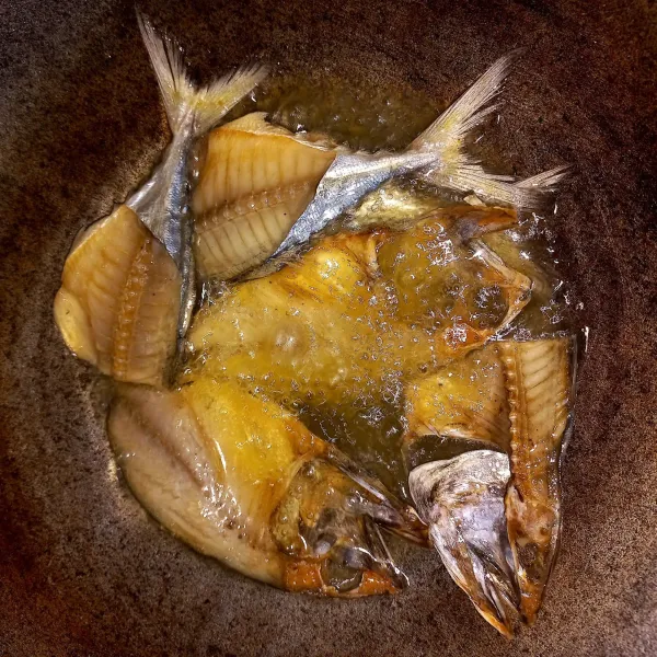 Goreng ikan asin samge sampai matang.