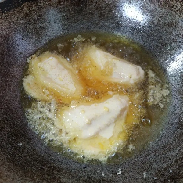 Panaskan minyak goreng secukupnya, celupkan pisang ke dalam adonan tepung, kemudian goreng hingga matang.
