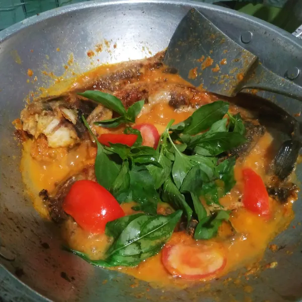 Tambahkan irisan tomat dan secukupnya daun kemangi. Tambahkan juga garam, gula pasir, dan penyedap rasa. Masak hingga air menyusut, lalu sajikan.