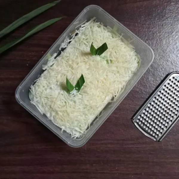 Setelah bolu dingin. Olesi dengan buttercream. Taburi keju parut.