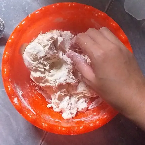 Campurkan bahan kulit, tambahkan sedikit demi sedikit air kemudian uleni dengan tangan hingga kalis.