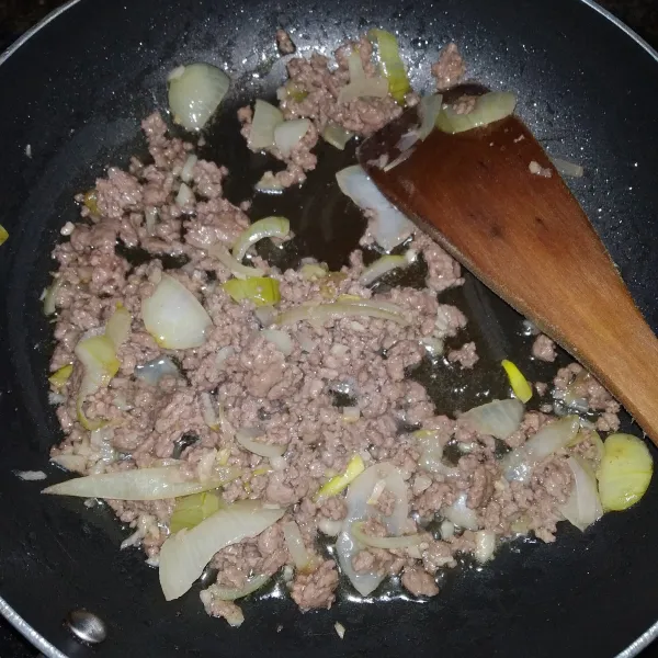 Masukkan daging giling, aduk rata. Biarkan daging berubah warna.