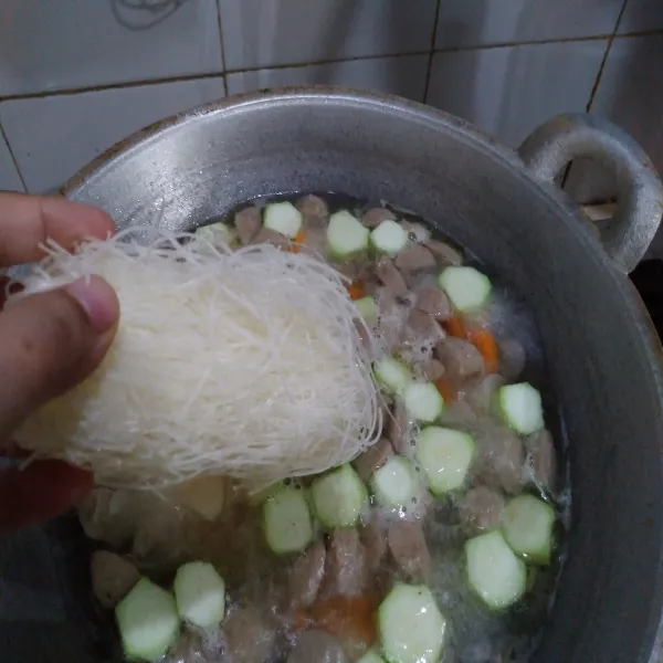 Masukkan soun, aduk rata. Masak sampai mendidih.