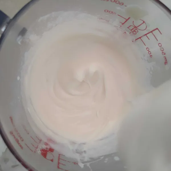 Mixer whippcream dengan susu dingin hingga kaku, sisihkan 1 sdm. Sisanya tambahkan keju oles.