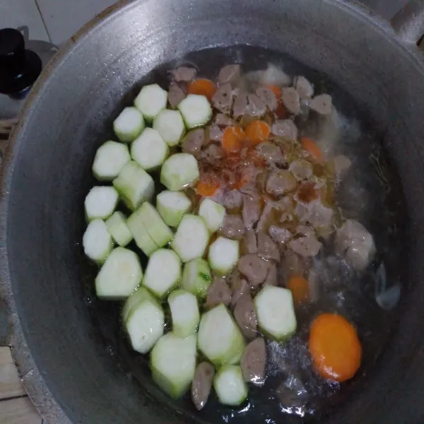 Tambahkan bakso, oyong, garam, penyedap jamur dan lada. Aduk rata, masak sampai mendidih.