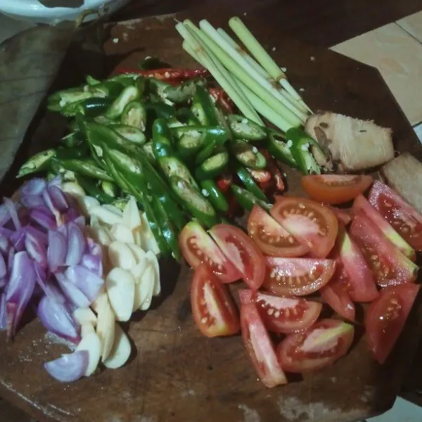 Siapkan cabe, bawang putih, bawang merah, tomat, serai, daun salam dan lengkuas.