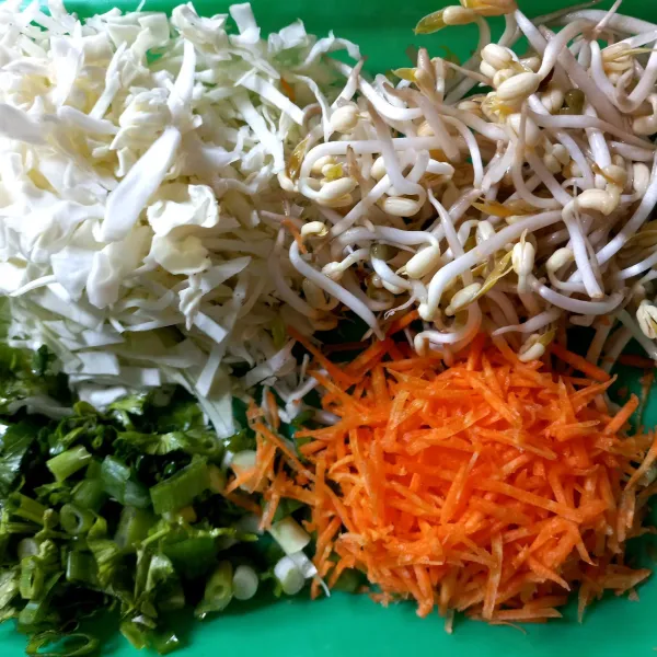 Cuci bersih potong-potong sayuran dan serut wortel.