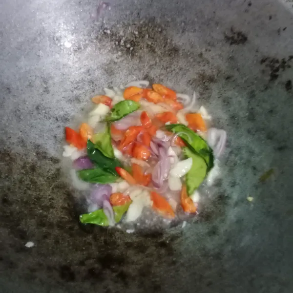 Panaskan secukupnya minyak goreng, tumis bawang merah, bawang putih, cabe dan daun jeruk sampai layu.