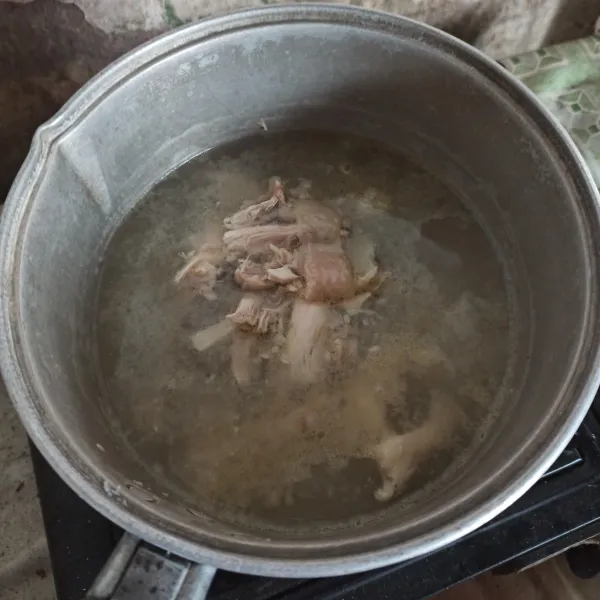 Masukkan ayam, masak sampai ayam matang.