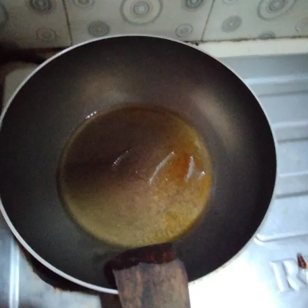 Panaskan minyak goreng secukupnya.