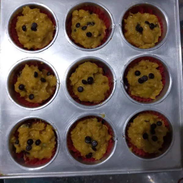 Tuang dalam loyang muffin yang sudah di alasi cup. Lalu panggang 180°C 25 menit atau sampai matang. Sesuaikan dengan oven masing-masing.