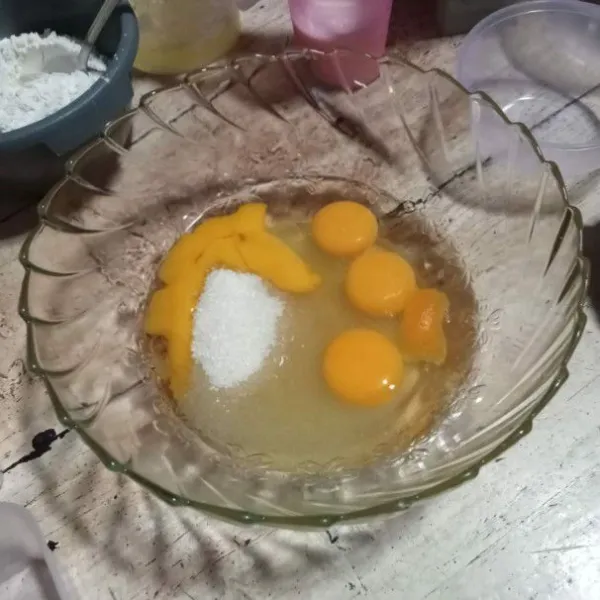 Mixer telur, sp, vanili dan gula pasir sampai mengembang. Gunakan speed tinggi.