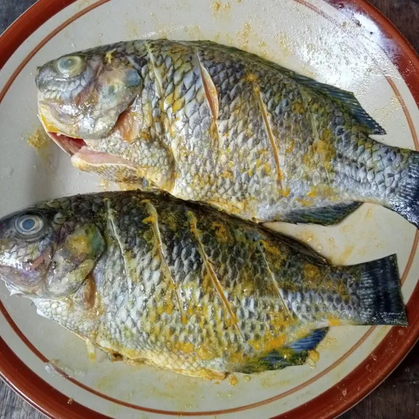 Marinasi ikan dengan bumbu sekitar 15 menit.