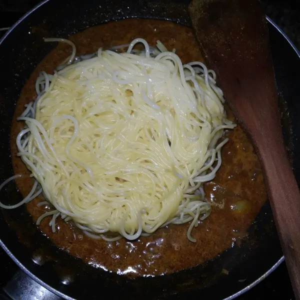 Setelah bumbu mendidih, masukkan spaghetti, lada bubuk, garam dan kaldu bubuk.