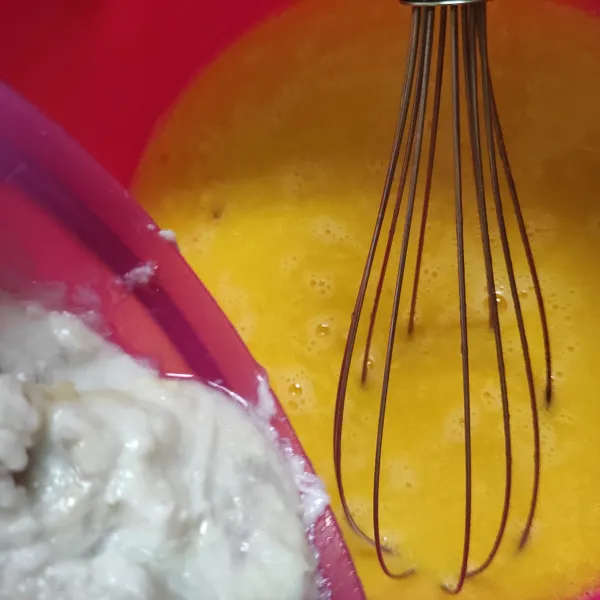 Masukkan daging durian dan aduk lagi.