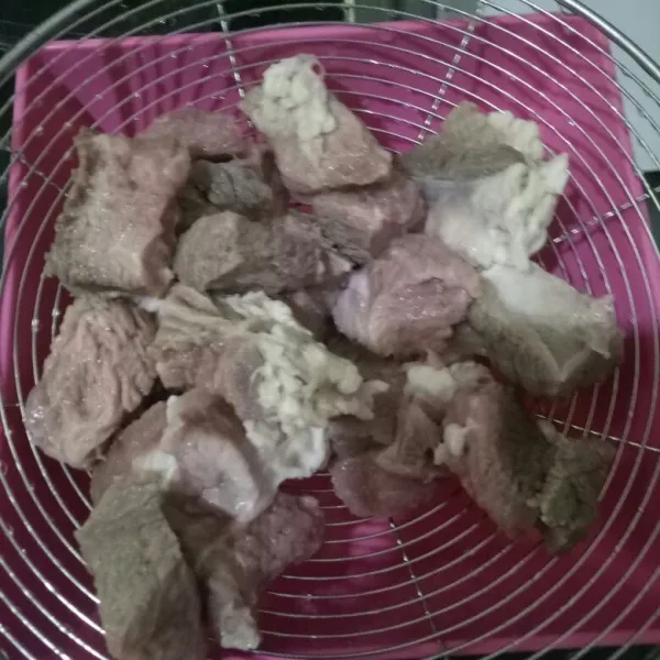 Rebus daging 3-5 menit untuk menghilangkan kotoran buih-buih, lalu bersihkan lagi dan potong sesuai selera.