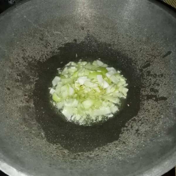 Tumis bawang bombay dan bawang putih hingga harum.