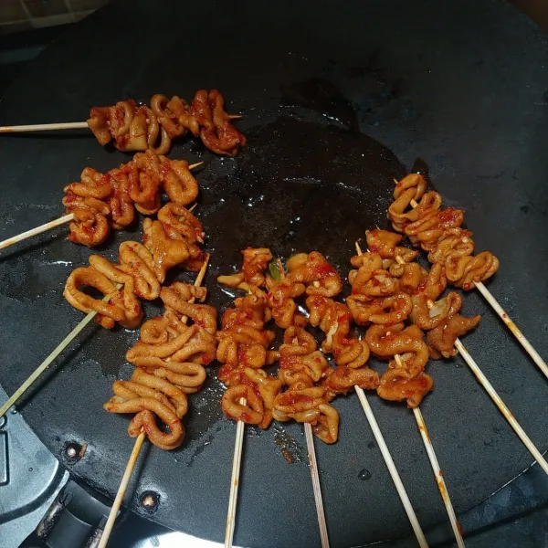 Panaskan teflon dan bakar sate usus hingga matang. Jangan lupa di bolak-balik agar matang merata. Setelah berubah ada gosong-gosongnya, lalu angkat dan siap disajikan.