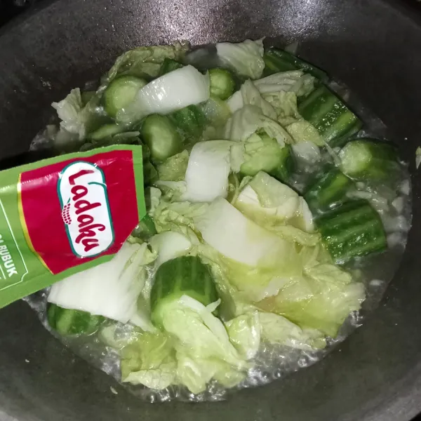 Bumbui dengan garam, lada bubuk, gula pasir, dan kaldu jamur. Masak hingga matang, lalu cicipi rasanya dan jika sudah pas siap untuk disajikan.