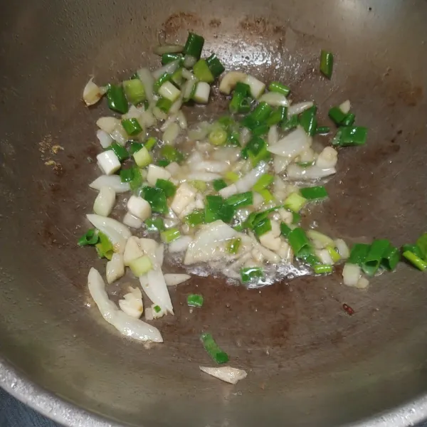 Tumis bawang bombay dan bawang putih hingga harum, lalu masukan irisan daun bawang dan aduk rata.