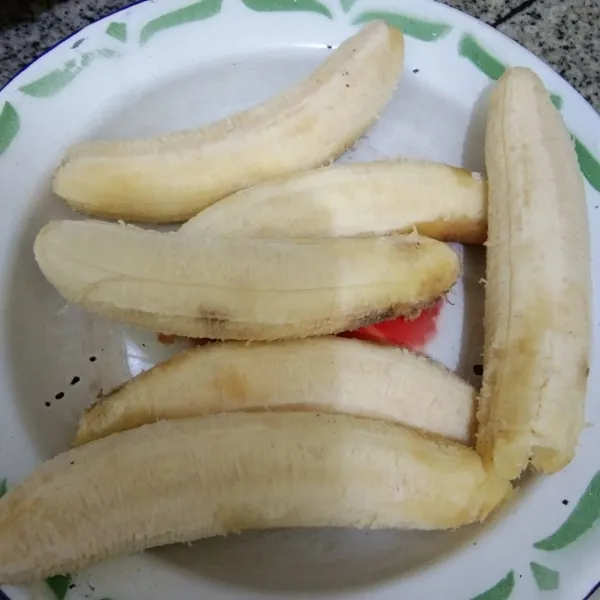 Kupas pisang, lalu sisihkan.