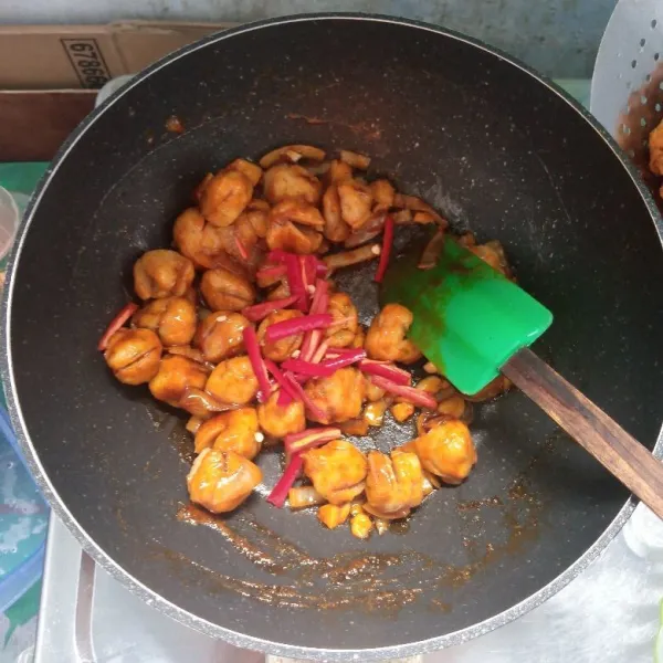 Tambahkan cabai merah, aduk rata. Masak sebentar, cicipi rasanya. Angkat dan sajikan.