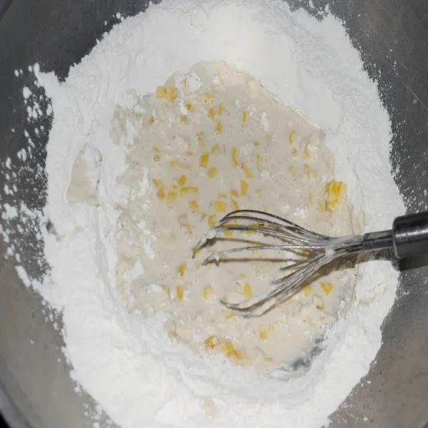 Siapkan wajan lalu masukkan tepung beras dan tepung tapioka. Tuang adonan cair yang sudah di panaskan tadi secara perlahan-lahan.