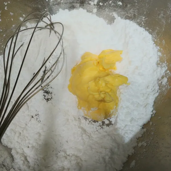 Aduk gula halus dan margarin menggunakan wishk.