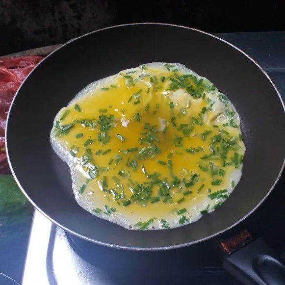 Siapkan wajan panas, dadar telur. Masak hingga matang, bolak balik.