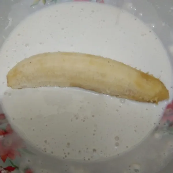Tambahkan air secukupnya hingga adonan kental merata, celupkan pisang pada adonan tepung basah.