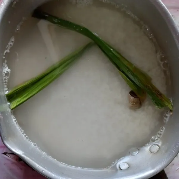 Cuci beras ketan, kemudian taruh di panci, tuang air dan beri daun pandan.