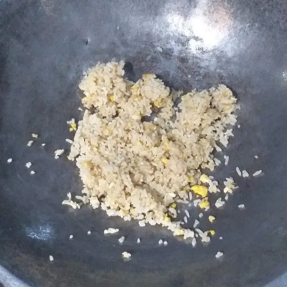 Siapkan nasi goreng oriental atau nasi goreng kampung.