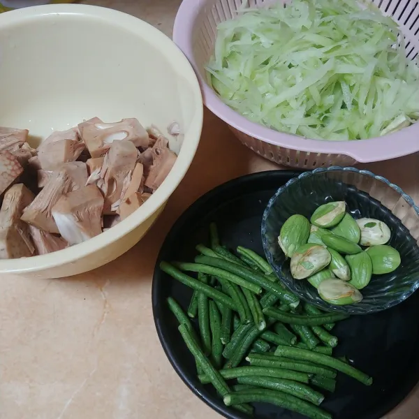 Cuci bersih sayuran dan rebus hingga matang, kemudian sisihkan.