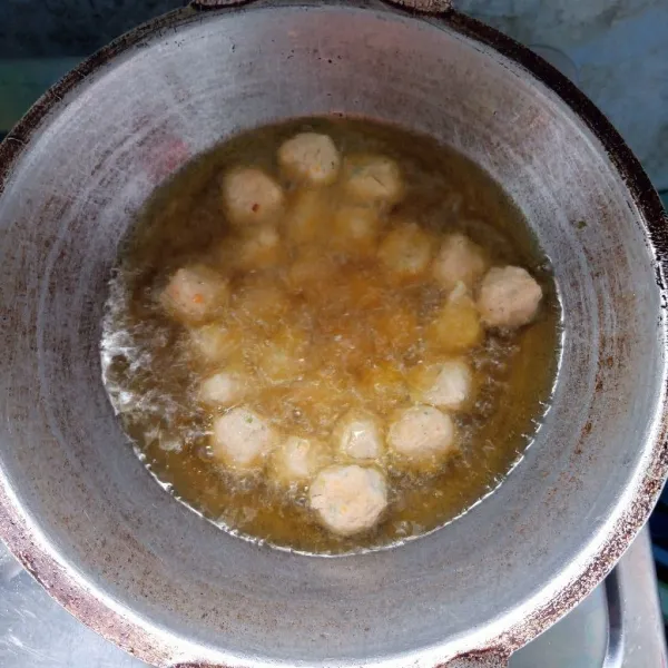 Goreng bakso sampai matang. Angkat dan tiriskan.