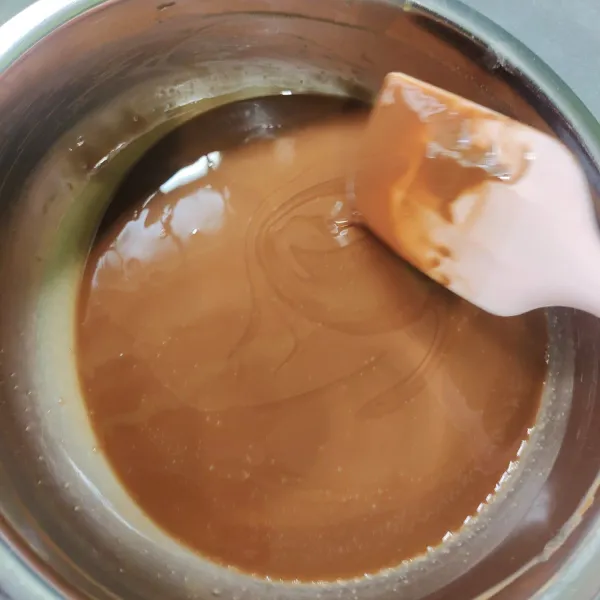 Lelehkan bahan A cokelat blok, margarin dan minyak sayur dengan cara di tim. Aduk rata, sisihkan. Jika air tim mendidih, matikan api lalu aduk-aduk agar minyak cokelat blok tidak terpecah dari coklatnya.