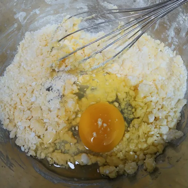 Tambahkan 1 butir telur, aduk hingga tercampur rata.