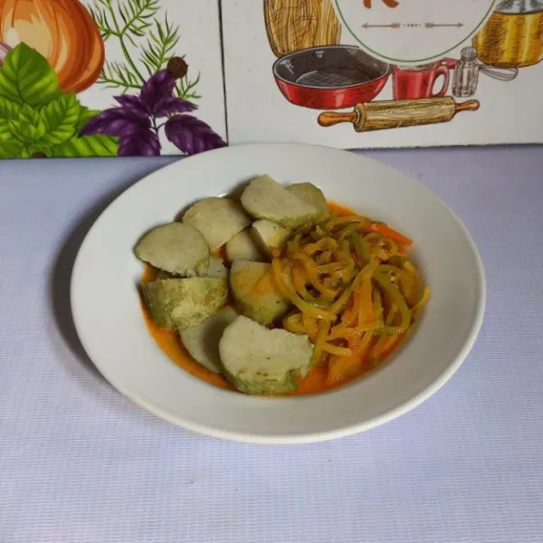 Iris lontong dan taruh di piring saji. Tuang sayur labu siam. Tambahkan bawang goreng dan kerupuk.