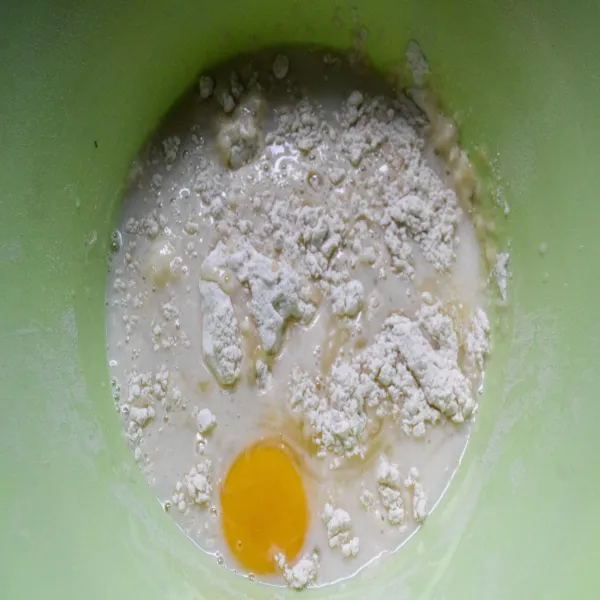 Campur tepung, gula, susu cair, telur, garam dan vanili.