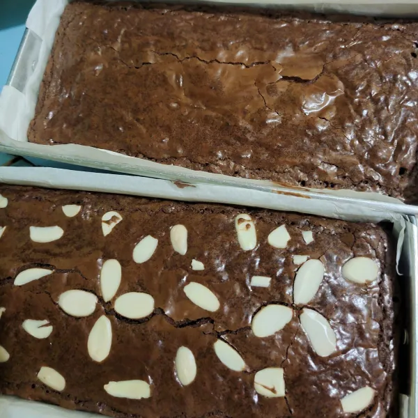 Panaskan oven di 200°C api atas bawah selama 10 menit sambil menunggu brownies set. Hias topping untuk brownies biasa. Setelah adonan masuk, pindahkan ke api bawah di 180-190°C (untuk oven low watt) selama 15 menit, lalu pindahkan ke 170°C api atas bawah selama 15-20 menit, sesuaikan oven masing-masing.