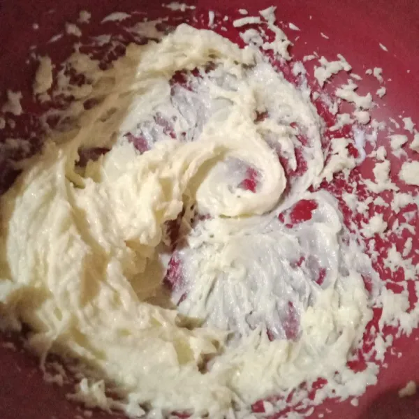 Mixer cream cheese dan susu kental manis sampai tercampur rata.
