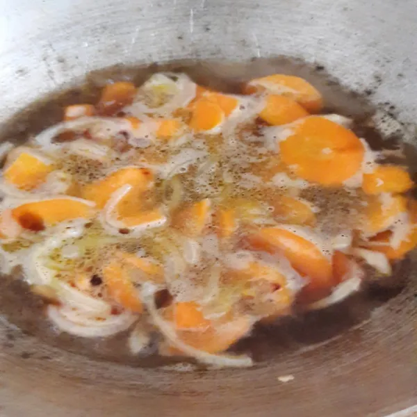 Masukkan wortel lalu beri air dan semua bumbu. Masak hingga wortel setengah matang.