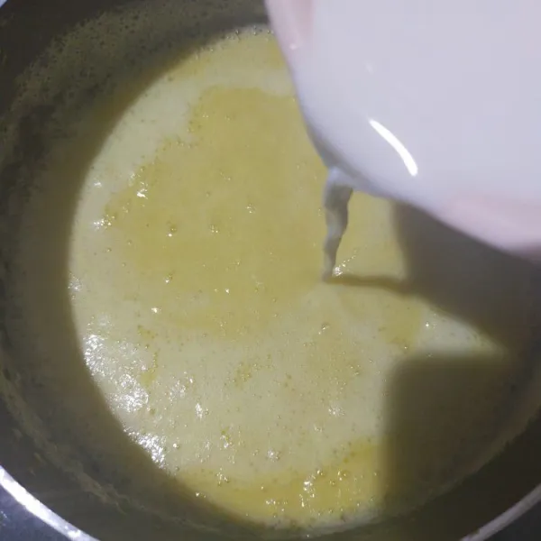 Masukkan lagi ke dalam panci, beri larutan fiber creme. Masak hingga mendidih.