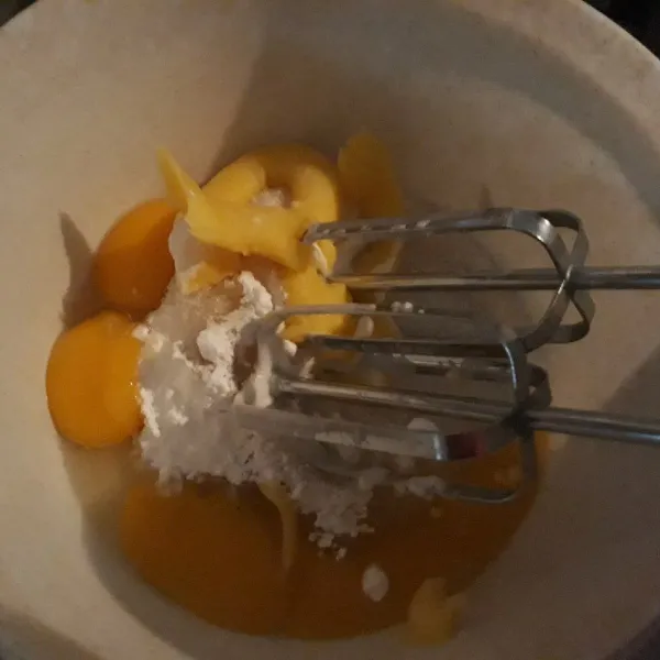 Mixer gula pasir, kuning telur, dan mentega sampai tercampur rata.